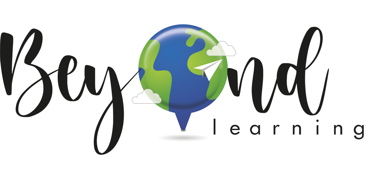 Globo terráqueo con avión de papel y nubes. Texto: Beyond learning (Más allá del aprendizaje).