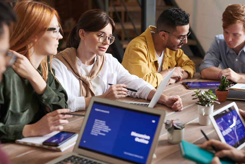 Agencia de Intercambio en irlanda Beyond Learning Grupo de estudiantes internacionales colaborando en una mesa. Estudiar en Irlanda.