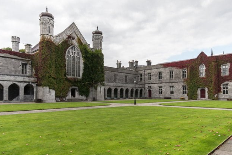 Agencia de Intercambio en irlanda Beyond Learning Patio de la Universidad de Galway, un destino universitario popular en Irlanda.