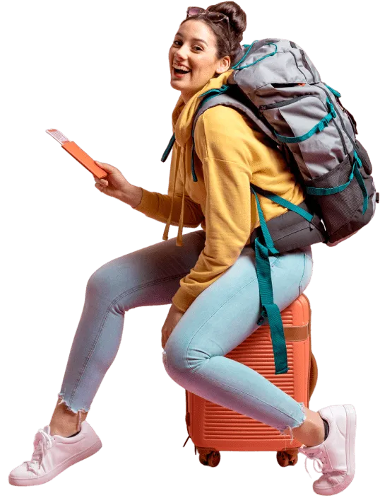 Joven sonriente lista para estudiar en Irlanda, con mochila y maleta.