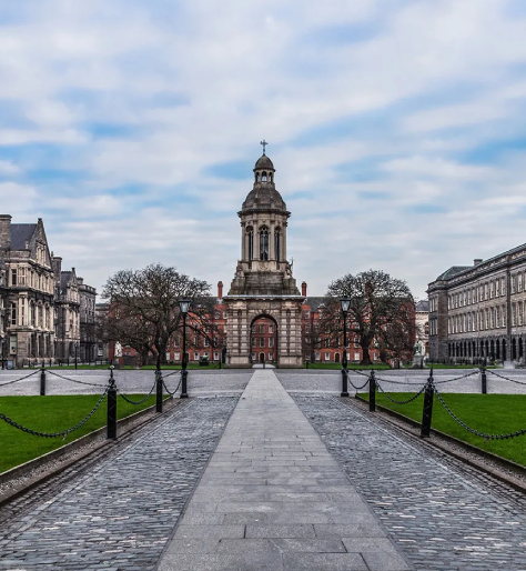 Campanario del Trinity College en Dublín, Irlanda. Intercambio en Irlanda.